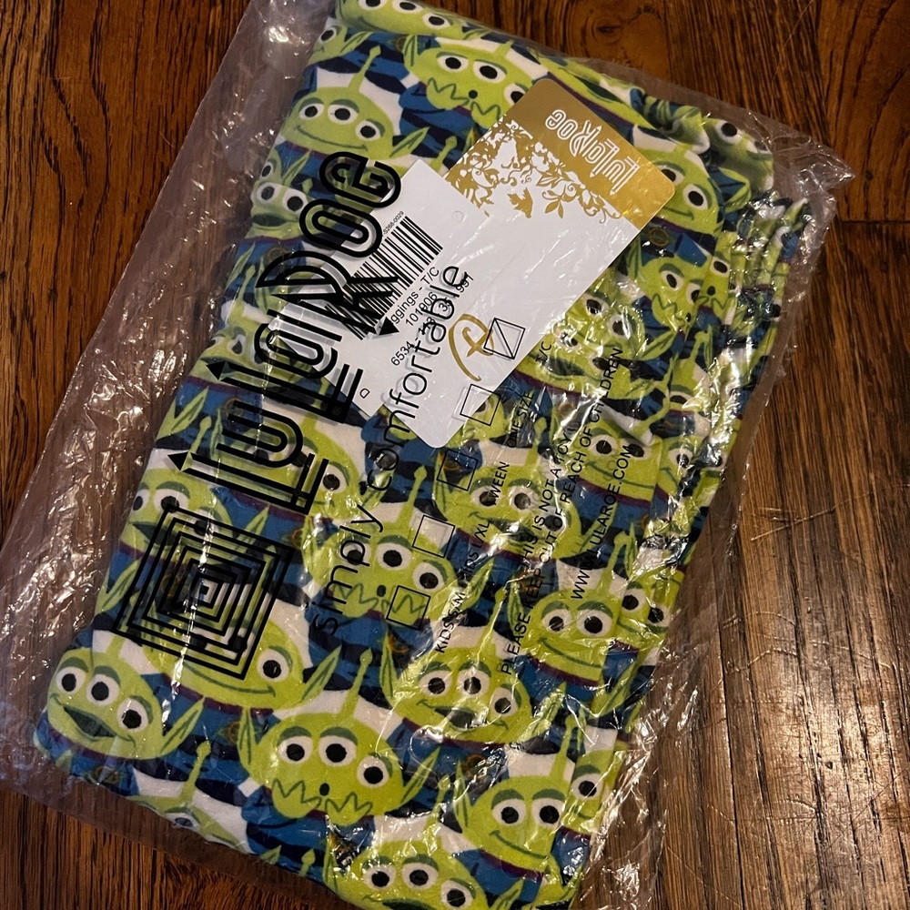 Lularoe TC Alien Leggings white background
